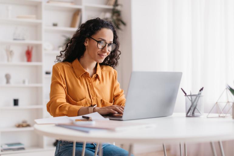 Mujer frente a un computador